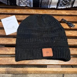 NWT Bluetooth Bean Hat Black with Ponytail Top